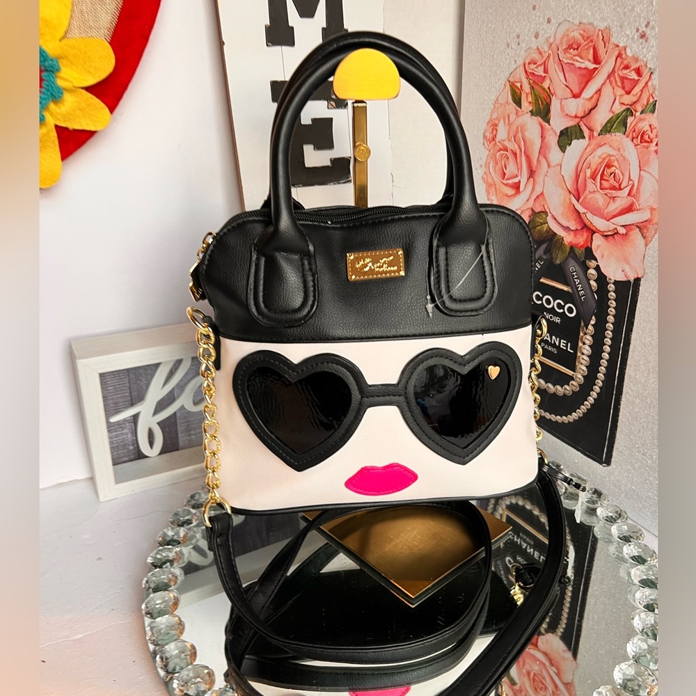 Betsey Johnson NWOT Black and White with Heart Sunglasses crossbody bag - Picture 3 of 12